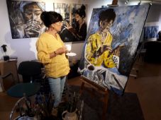 Die Künstlerin und Schriftstellerin Dagmar Jacobs vor einem ihrer Bilder in ihrem Atelier in Sarstedt.